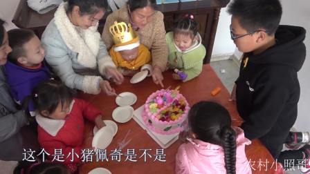 农村宝宝周岁宴，满屋子的小朋友切蛋糕唱生日歌，场面真是热闹