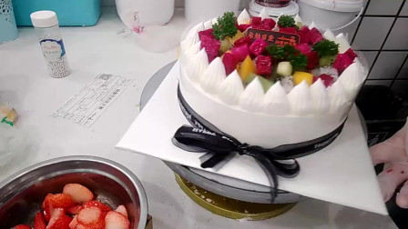 漂亮的一款黑彩带水果蛋糕，蛋糕上的黄桃和火龙果搭配的好漂亮！
