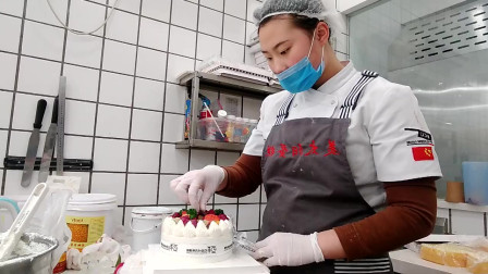 好友创意的一款网红蛋糕，水果彩带生日蛋糕，老婆看了非常开心！