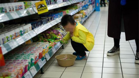 6岁男孩超市偷吃葡萄干，被店员发现无奈劝说，却遭孩子妈妈殴打