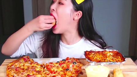 韩国妹子大口吃香辣培根芝士披萨，蘸着沙拉酱吃太过瘾了