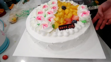 好漂亮的一款粉色佳人生日蛋糕，黄桃和草莓搭配的特别好看！