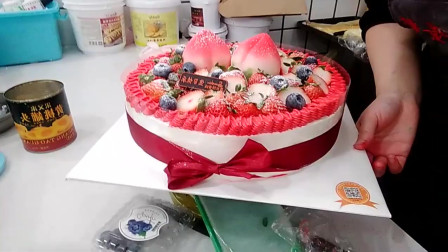 好漂亮的一款粉色水果蛋糕，蛋糕上面的黄桃和火龙果搭配很漂亮！