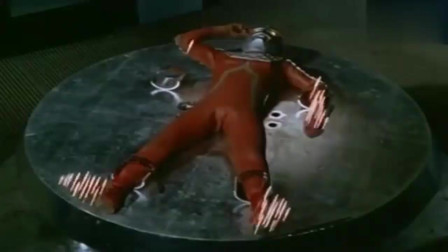 奥特曼：赛文被怪兽绑在床上，无法变身，紧急时刻按下身上按钮立刻变身！