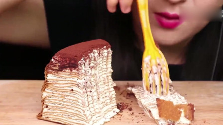 吃播美女吃巧克力蛋糕，巧克力面包，巧克力雪糕，不腻吗？
