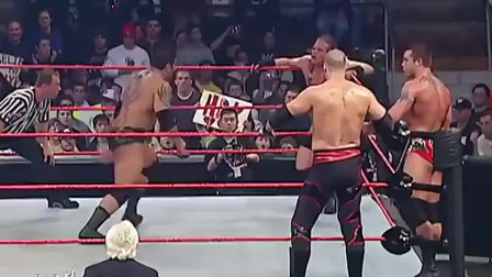 巴蒂斯塔纹身 WWE 高柏选择以逸待劳 巴蒂斯塔逐渐成为比赛的主导者