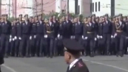 俄罗斯士兵们唱着军歌前进，好像注重点错了