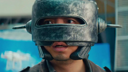 港囧:开锁王用银行卡刷头盔,一秒开锁,果然钱还是万能的