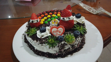 大梅的儿子过生日，简简单单放点水果，一个大蛋糕做成了！