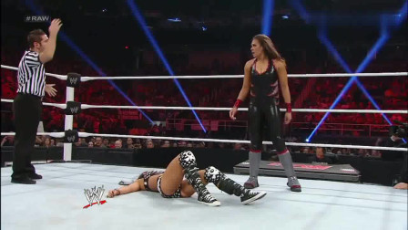 WWE：AJ李被女魔头实力碾压，无奈之下选择装死，没想到竟有奇效