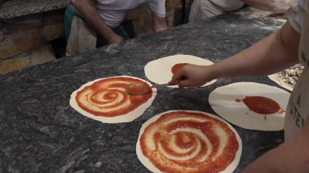 意大利都是这么做披萨的吗？加上番茄酱芝士条直接用柴烤，美味