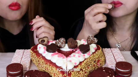 最漂亮母女吃播：草莓奶油蛋糕，红色天鹅绒奥利奥，粉色华夫饼