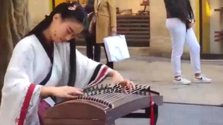 美女外国街头弹奏古筝《琵琶行》,悠扬动听,一