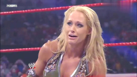 WWE：女魔头一出场，美女吓得跪在地上，还没打就怂了