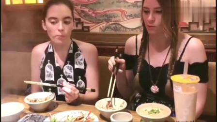 老外在中国：外国小姐姐吃火锅说不吃动物内脏，不料第一口便堵住了她们的嘴！