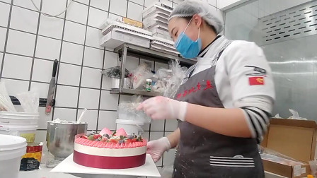 草莓寿桃蛋糕做法教程，好看又好吃，你还在等什么？
