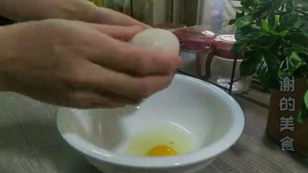 孩子想吃鸡蛋卷不用买，平底锅就能做，香甜松脆，做法超简单