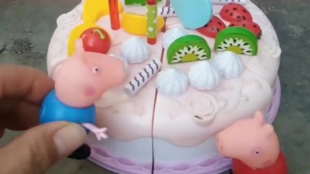 小猪佩奇学做蛋糕，用的是蛋糕模具，知道佩为什么学做蛋糕吗？