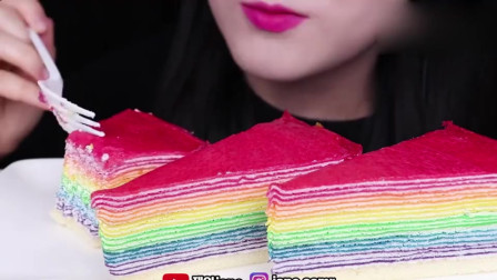 吃货小姐姐：吃彩虹千层蛋糕，发出软绵绵的咀嚼声！