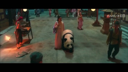 少女带着熊猫上街，面对如此萌萌的大熊猫竟然怕它吓到别人，给他买了个狮子头，这也太逗了，熊猫🐼真可爱啊！