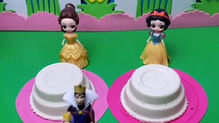 王后让白雪和贝儿给她做蛋糕，白雪要做一个漂亮的蛋糕，贝儿却把巧克力破坏了。