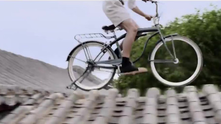 飞檐走壁就算了，还在房顶上骑自行车，彭于晏真不是杂技演员吗？