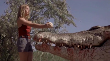 这才是巨鳄大片，美女眼看就要被巨鳄吃，机智的捡起巨鳄蛋