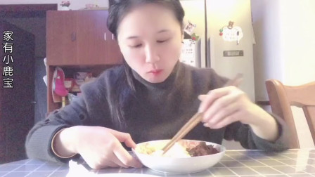 vlog: 小伙外出打工，媳妇一个人在家吃剩饭剩菜，日子简单却很快乐