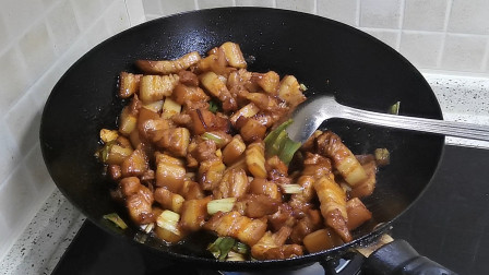 红烧肉的家常做法，肥而不腻，配上土豆和地瓜，一锅出！