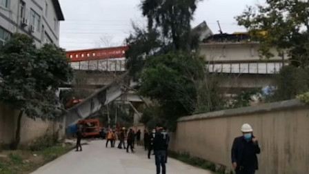 福州仓山区一桥垮塌，当地组织力量救援