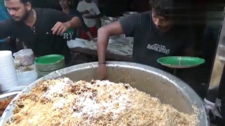 街头美食：印度街头普通人都这样吃饭，煮米饭粒粒分明，份量挺大