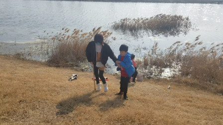 残疾姑娘带着孩子们在河边玩耍，儿子搀扶妈妈这一幕令人动容！