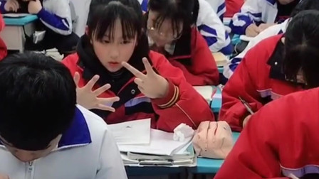 的画面,同学用自己手指头在那里掰着算数!