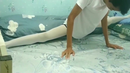 小哥哥在床上练习一字马，腿细还这么柔软，这让女生怎么活啊！真是辣眼睛！