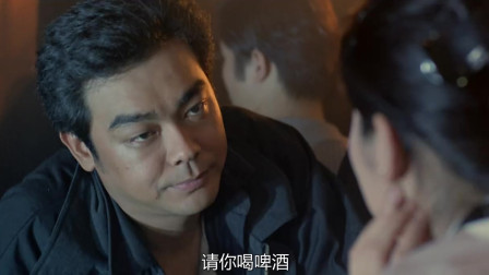 影视：老婆等着刘青云回家吃饭，他却跑酒吧开心，在大马路睡了一夜！