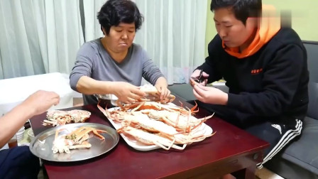 吃播：韩国农村一家人，母子俩一口气吃了10只帝王蟹，太奢侈了！