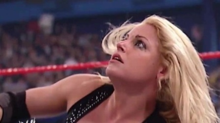 WWE崔西体力殆尽，结果这个女魔头找上门来，被打到昏死过去