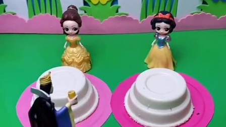 白雪和贝儿给母后做蛋糕，白雪公主做蛋糕的时候最用心，母后会选白雪做童话王国的新王后吗？