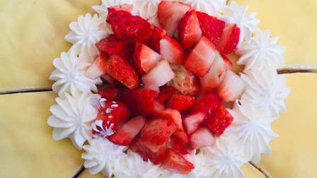 现在草莓下季啦，可以做草莓千层蛋糕，简单又好吃