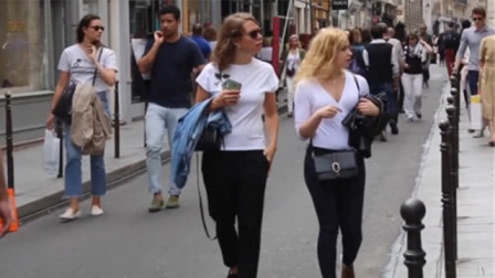 法国美女竟不喜欢穿内衣并且走在街上丝毫不害羞这么开放吗