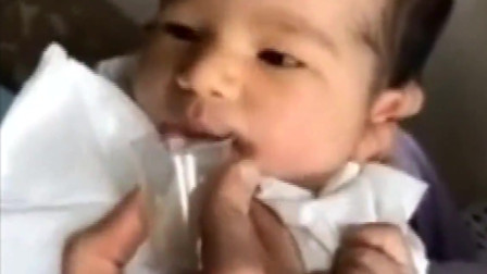 19天的小婴儿那样喝奶，下一秒宝宝小嘴的反应，超萌超可爱