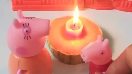 猪妈妈的生日到了，佩奇用火龙果给妈妈做蛋糕，佩琪的蛋糕做的好有创意啊！