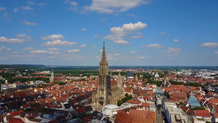 航拍德国，乌尔姆11万人口的城市，城市布局围绕着大教堂展开