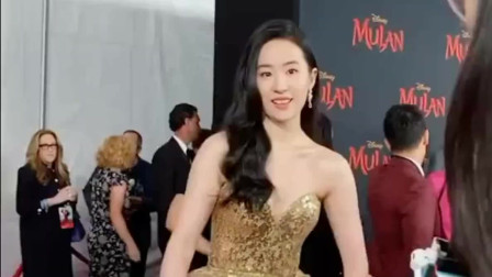 花木兰世界首映礼，刘亦菲与小木兰拥抱，身穿金色抹胸长裙超好看！