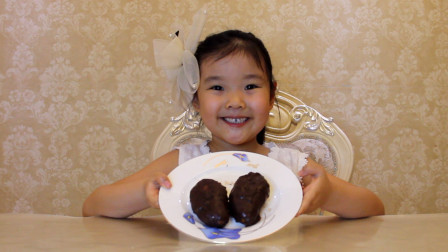 小萌娃自制巧克力脆皮芒果，冰冰凉凉的，像冰棍