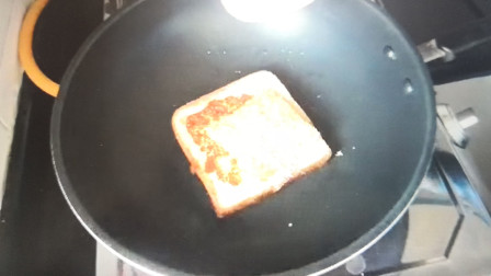 切片面包鸡蛋火腿碎起司丝一起煎