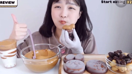 冰淇淋焦糖奶油真的是太好吃了，韩国妹子一勺一口满满的幸福感！