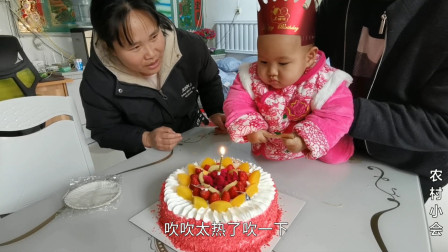 家人给孩子过生日，妈妈让女儿吹蜡烛，宝宝的反应把老人逗乐了