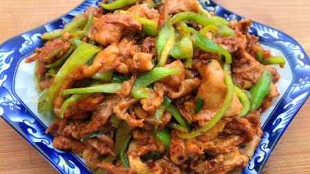 群友花9元买了2斤鸡皮,配上青椒爆炒,出锅好看还好吃,太香了