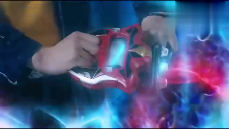 捷德同时借了赛文和雷欧两个奥特曼变身新形态，两个都是传说级别